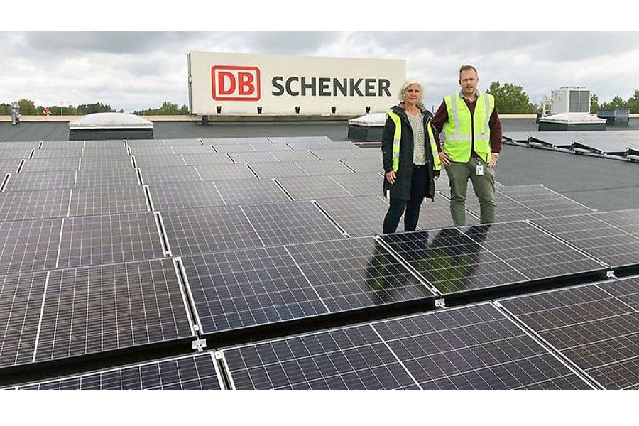 Elektrické vozy v terminálu DB Schenker ve švédském městě Skara bude dobíjet solární energie