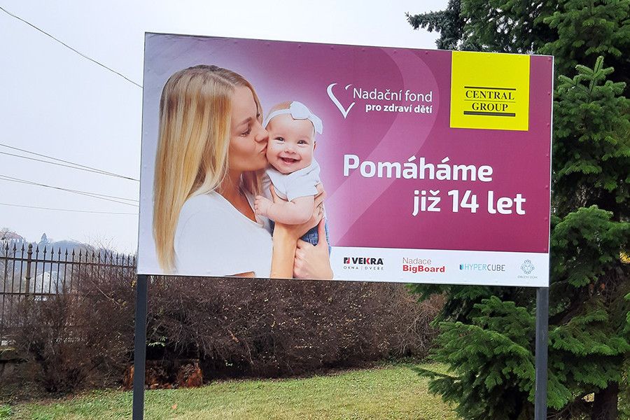 Central Group pomáhá: Porodnice v Podolí díky fondu koupí nový přístroj pro novorozence a systém pro přenos operací