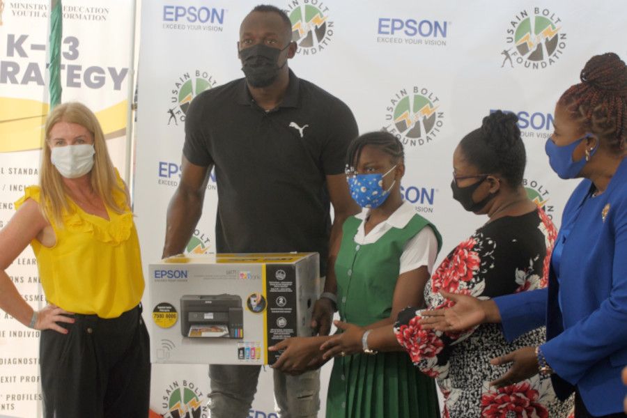 Společnost Epson daruje tiskárny EcoTank a projektory nadaci Usaina Bolta