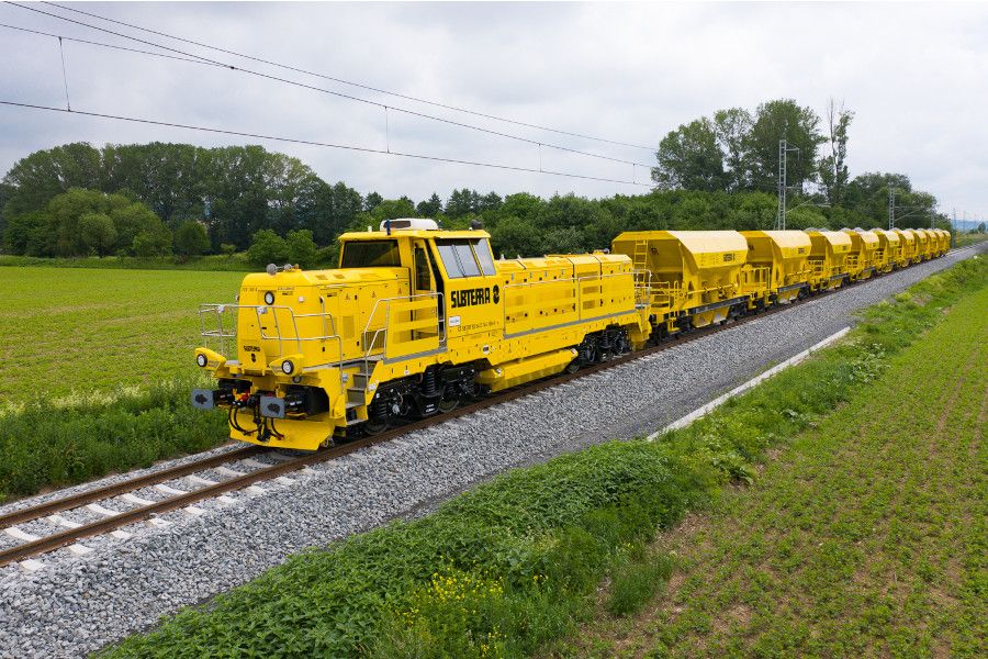 Stavební firmy na železnici sázejí na vlastní lokomotivy