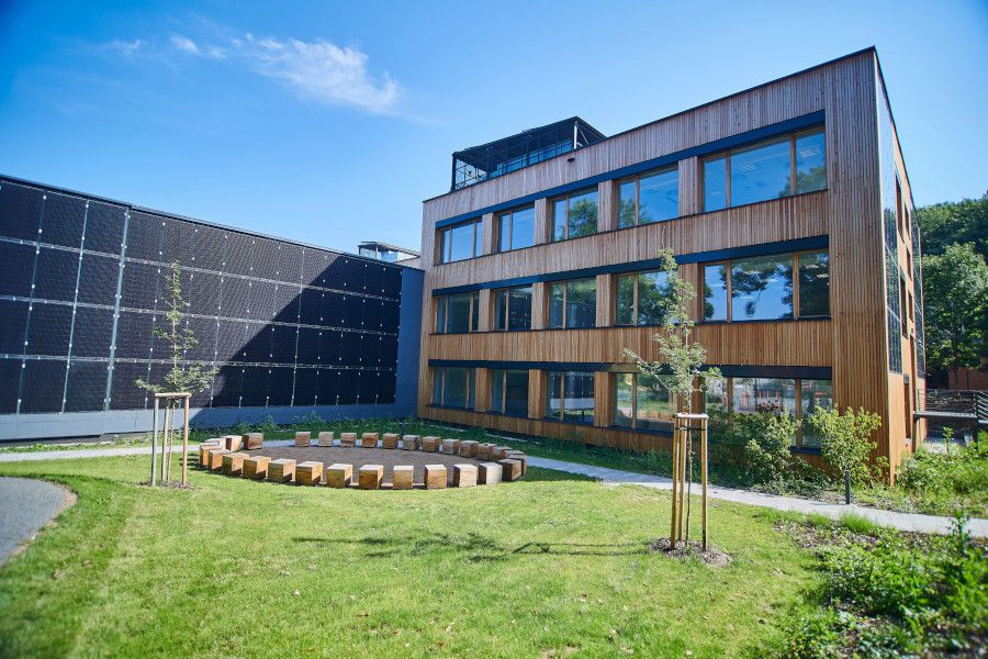 První energeticky a uhlíkově pozitivní školní budova v ČR byla slavnostně otevřena