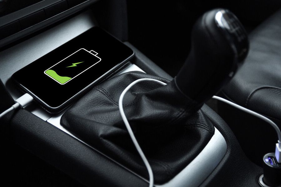 3 tipy na nabíjení mobilů v autě: Pozor na kolony nebo rychlost bezdrátových nabíječek