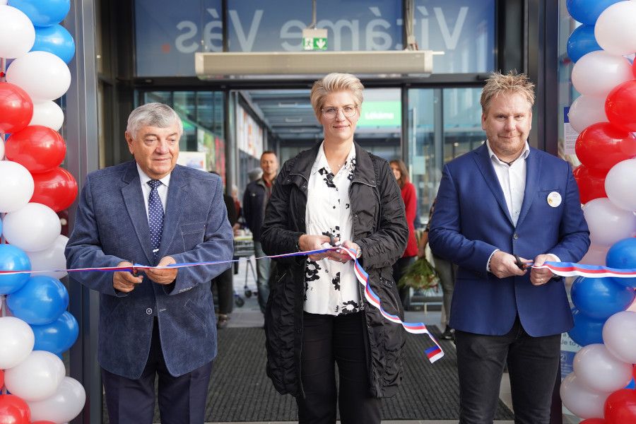 Hypermarket Tesco v Lysé nad Labem přivítal první zákazníky
