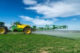 Postřikovač John Deere R952i ověřen členitou krajinou Vysočiny