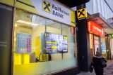 Většina bankomatů Raiffeisenbank bude do konce května bezkontaktních