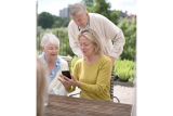 Češi jsou se svými seniory v kontaktu několikrát týdně, nejčastěji přes mobilní telefon