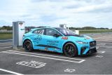 Jaguar I-PACE eTROPHY jede na energii od ABB