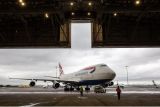 V Londýně Heathrow přistál Boeing 747 v historickém designu British Airways