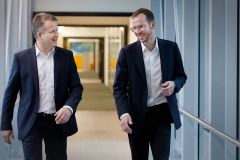 Vlevo Dr. Lars Brzoska, CEO Jungheinrich AG, vpravo Dr. Fabian Rusitschka, CEO arculus GmbH