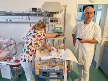 Central Group pomáhá: Porodnice v Podolí díky fondu koupí nový přístroj pro novorozence a systém pro přenos operací