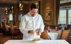 Michelinský šéfkuchař Marco Veneruso vede restauraci hotelu Four Seasons v Praze