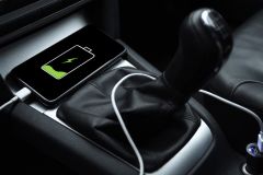3 tipy na nabíjení mobilů v autě: Pozor na kolony nebo rychlost bezdrátových nabíječek