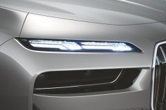 Díky spolupráci společností ZKW a Swarovski zazáří nové BMW i7 krystalovými světlomety